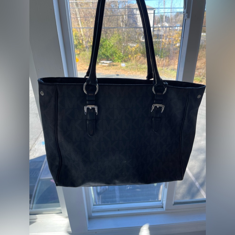 BLACK MICHAEL KORS BAG (Great for everyday tote or work bag)